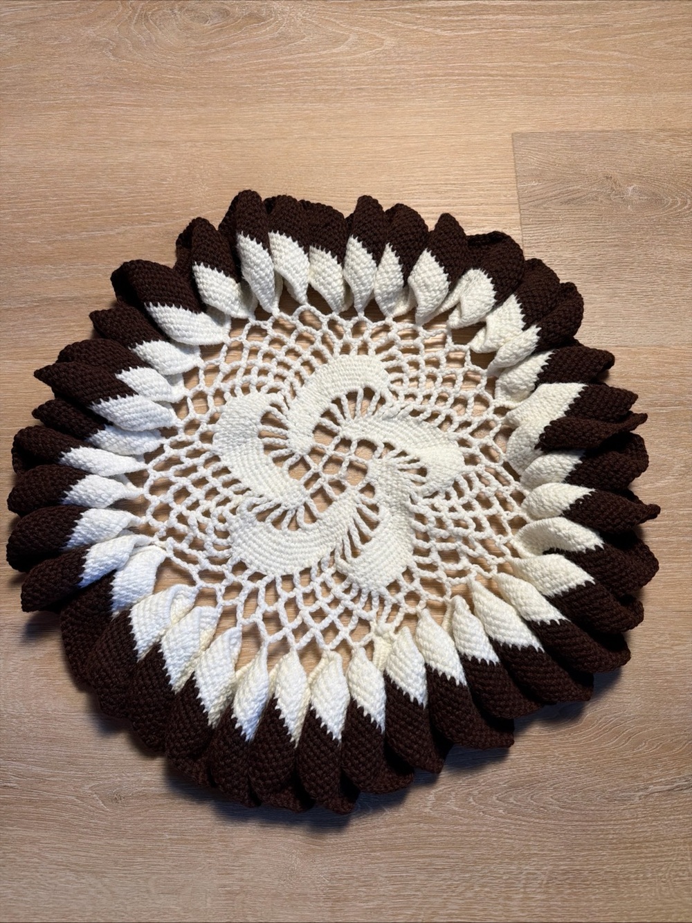 Vintage 20” Large Ruffled Spiral Crochet Doily Sunburst Pinwheel Table Mat Rug
